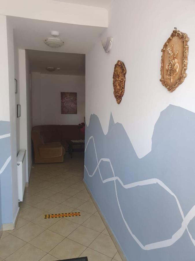 Relax Haus Hotel Hunedoara Buitenkant foto