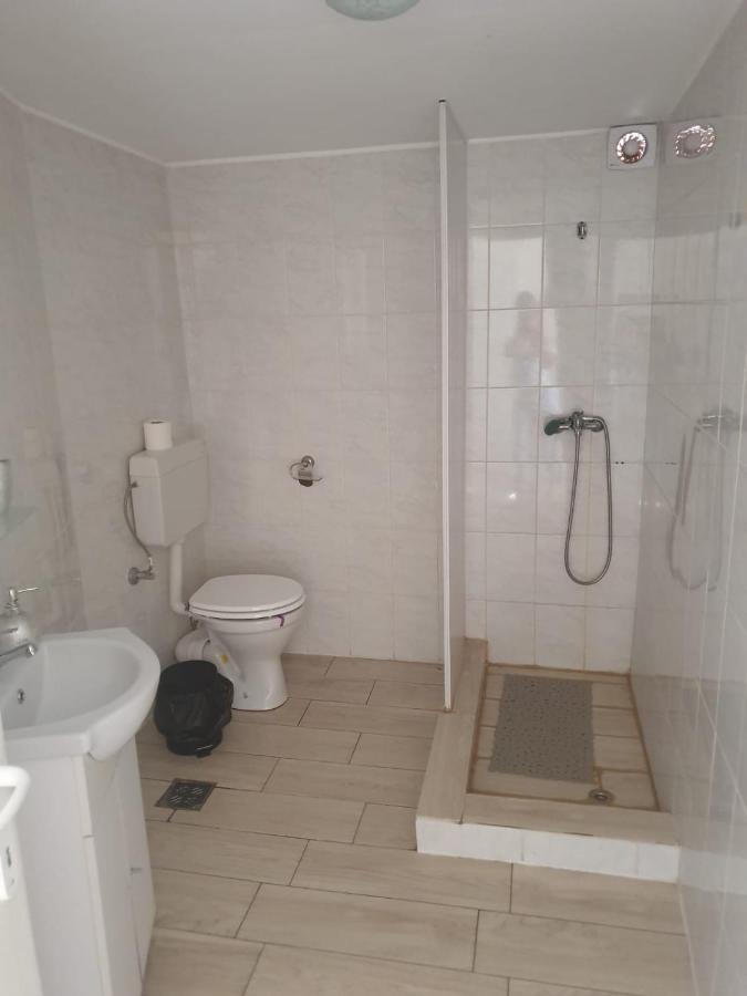 Relax Haus Hotel Hunedoara Buitenkant foto