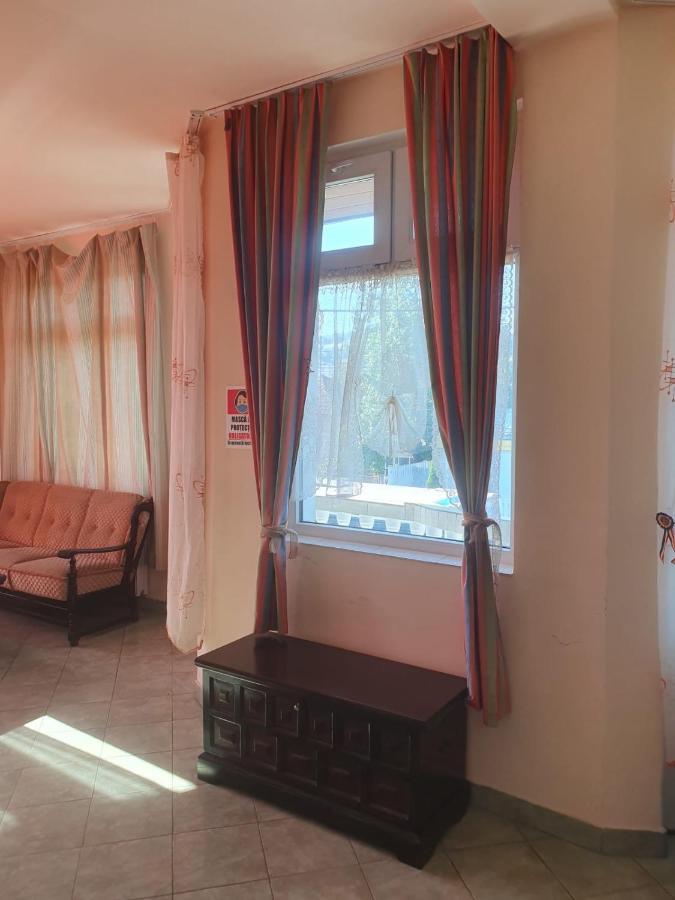 Relax Haus Hotel Hunedoara Buitenkant foto