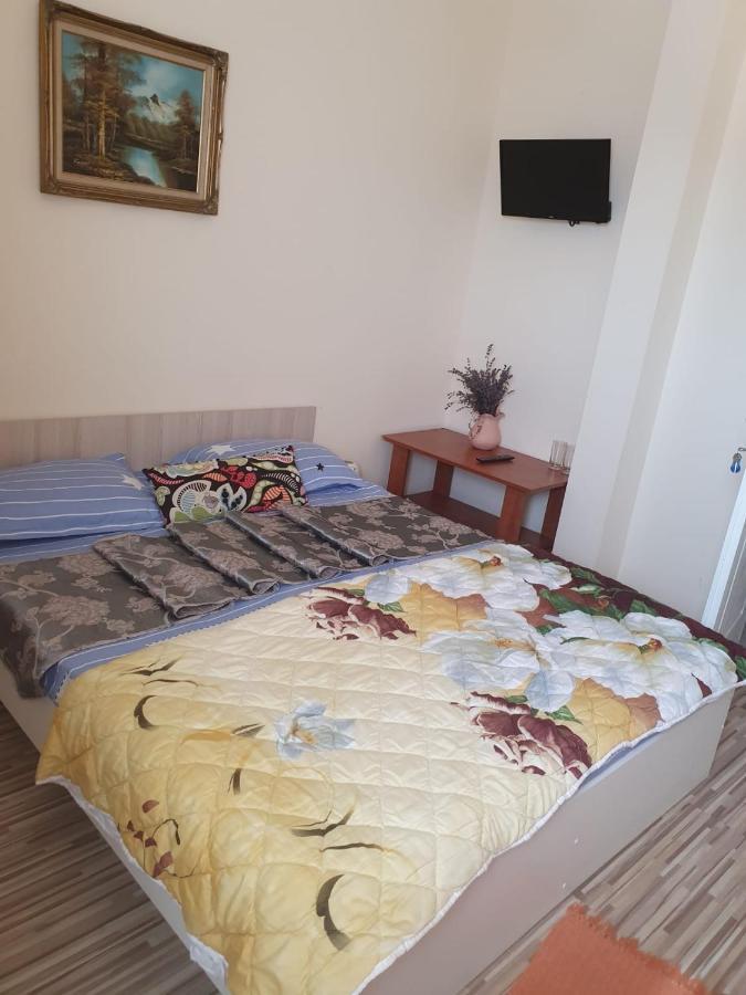 Relax Haus Hotel Hunedoara Buitenkant foto