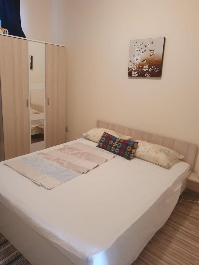Relax Haus Hotel Hunedoara Buitenkant foto