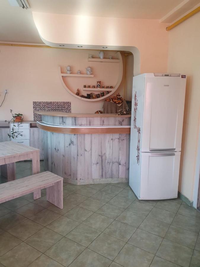 Relax Haus Hotel Hunedoara Buitenkant foto