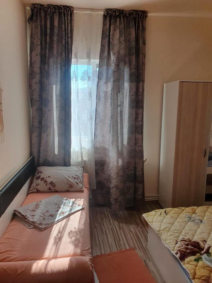 Relax Haus Hotel Hunedoara Buitenkant foto